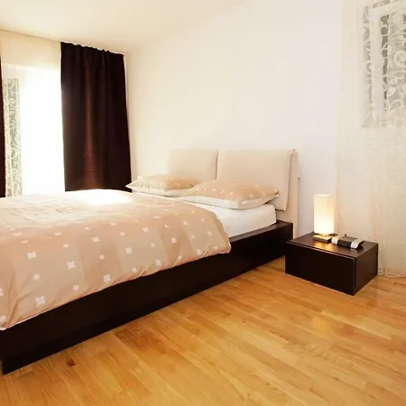 A6 With Pool From 45 Eur Per Person アパート